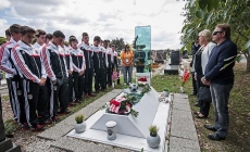 Portugál küldöttség Fehér Miki sírjánál